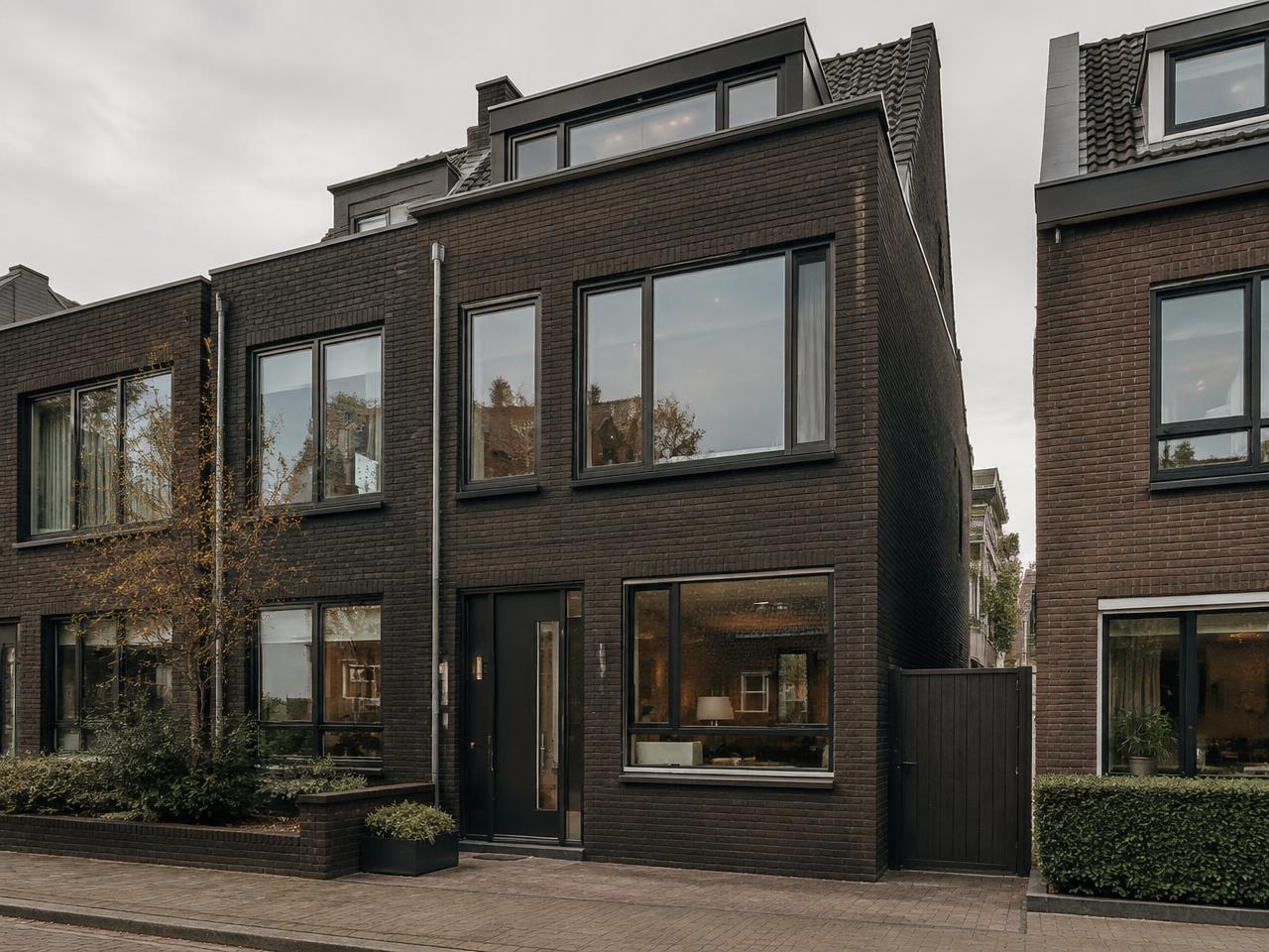 Sfeerbeeld van een gemoderniseerde bakstenen woning met grote ramen